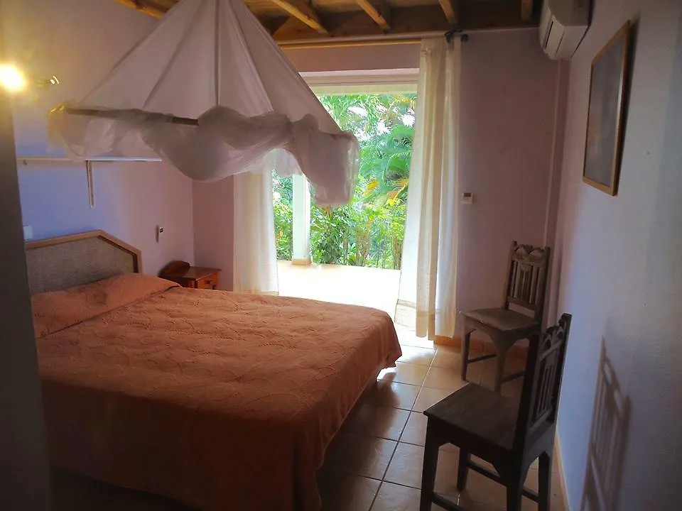 Casa de Férias Villa Les Tililis - Belle Villa De 300 M2 Situee Au Calme Avec Grande Piscine Et Vue Montagne Petit-Bourg Guadalupe